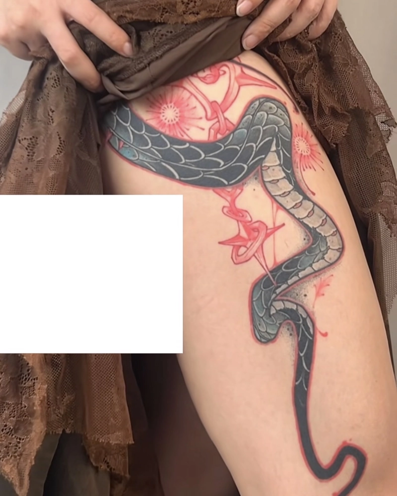 Tattoo nữ ở đùi phong cách hiện đại trẻ trung