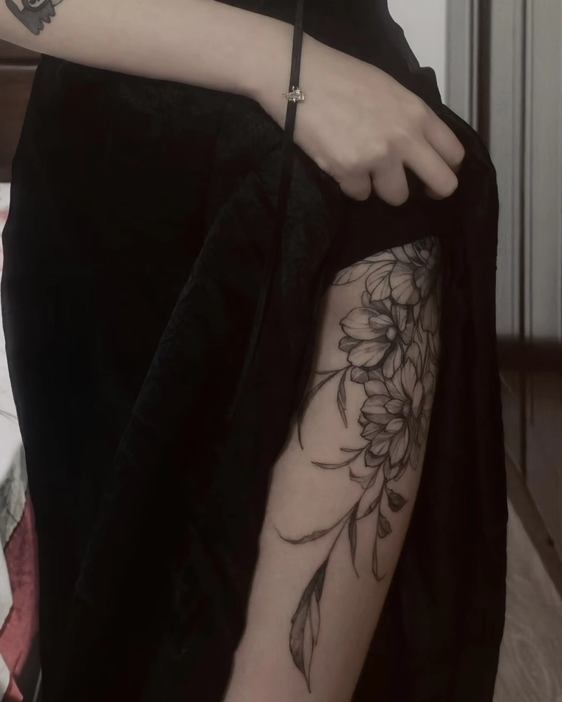 Tattoo nữ ở đùi với họa tiết nhẹ nhàng thanh thoát