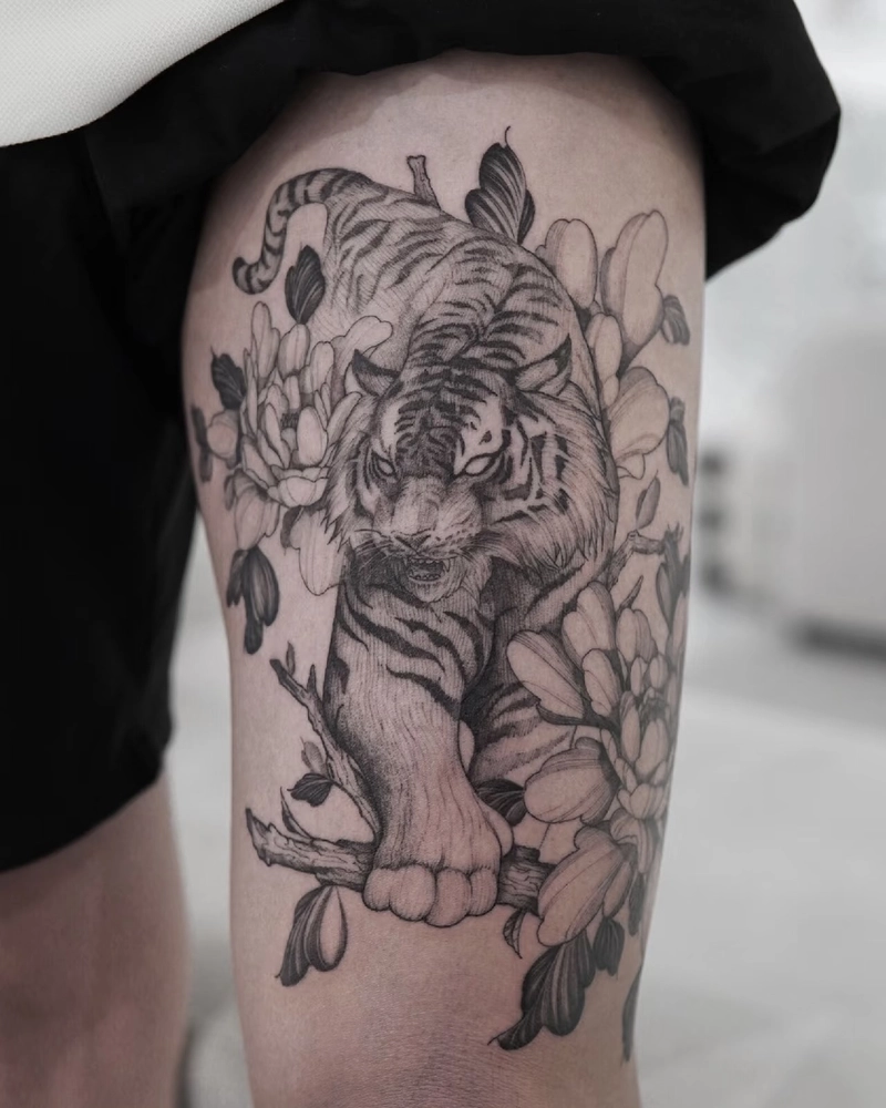 Tattoo nữ ở đùi với nét mực mềm mại thanh thoát