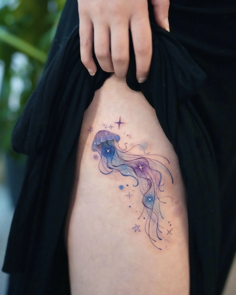 Tattoo nữ ở đùi với thiết kế tinh xảo nhẹ nhàng
