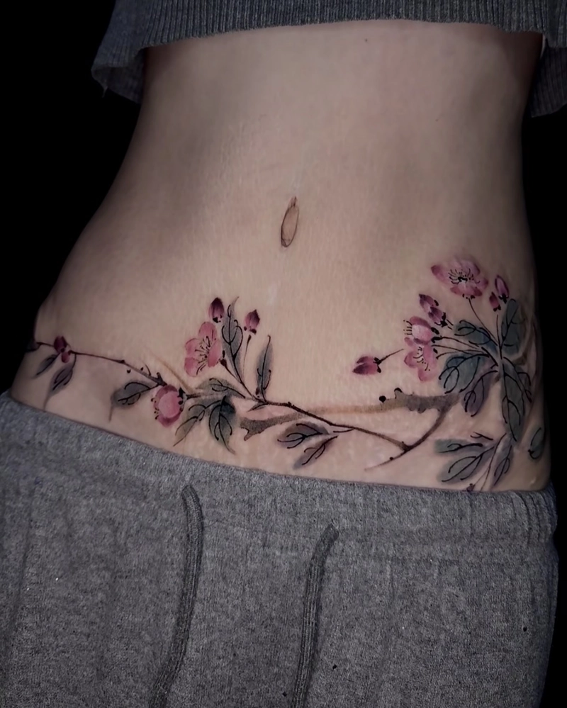 Tattoo nữ với hình xăm ở hông eo đầy nghệ thuật
