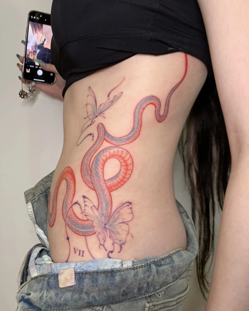 Tattoo nữ với hình xăm ở hông eo phong cách tinh tế