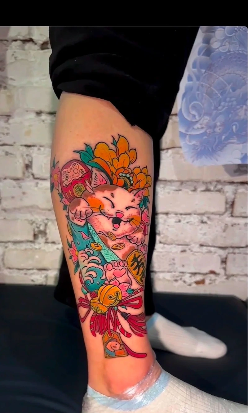 Vẻ đẹp truyền thống của tattoo mèo thần tài cùng sóng biển lớn