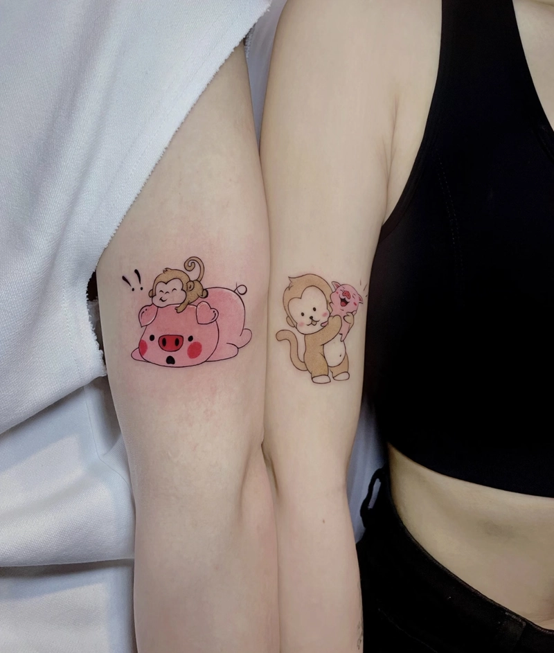 Xăm hình con heo và con khỉ