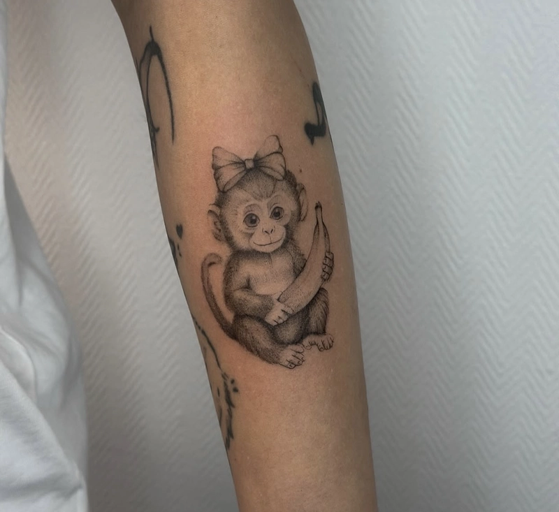 Xăm hình con khỉ cute cầm quả chuối