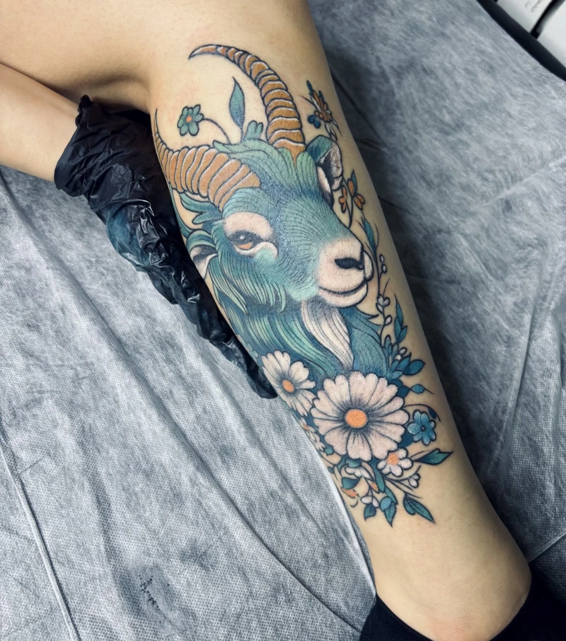 Xăm hình dê màu xanh ngọc cực lạ