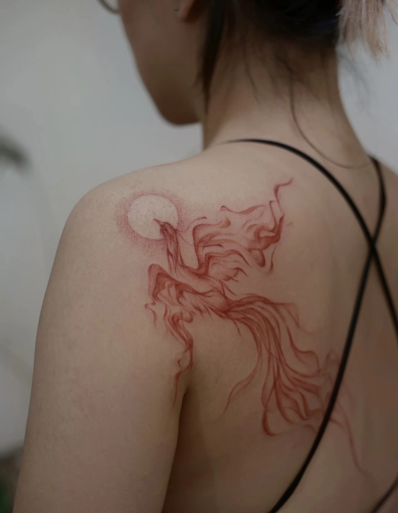 ảnh hình xăm phượng hoàng đỏ mờ ảo trên bả vai