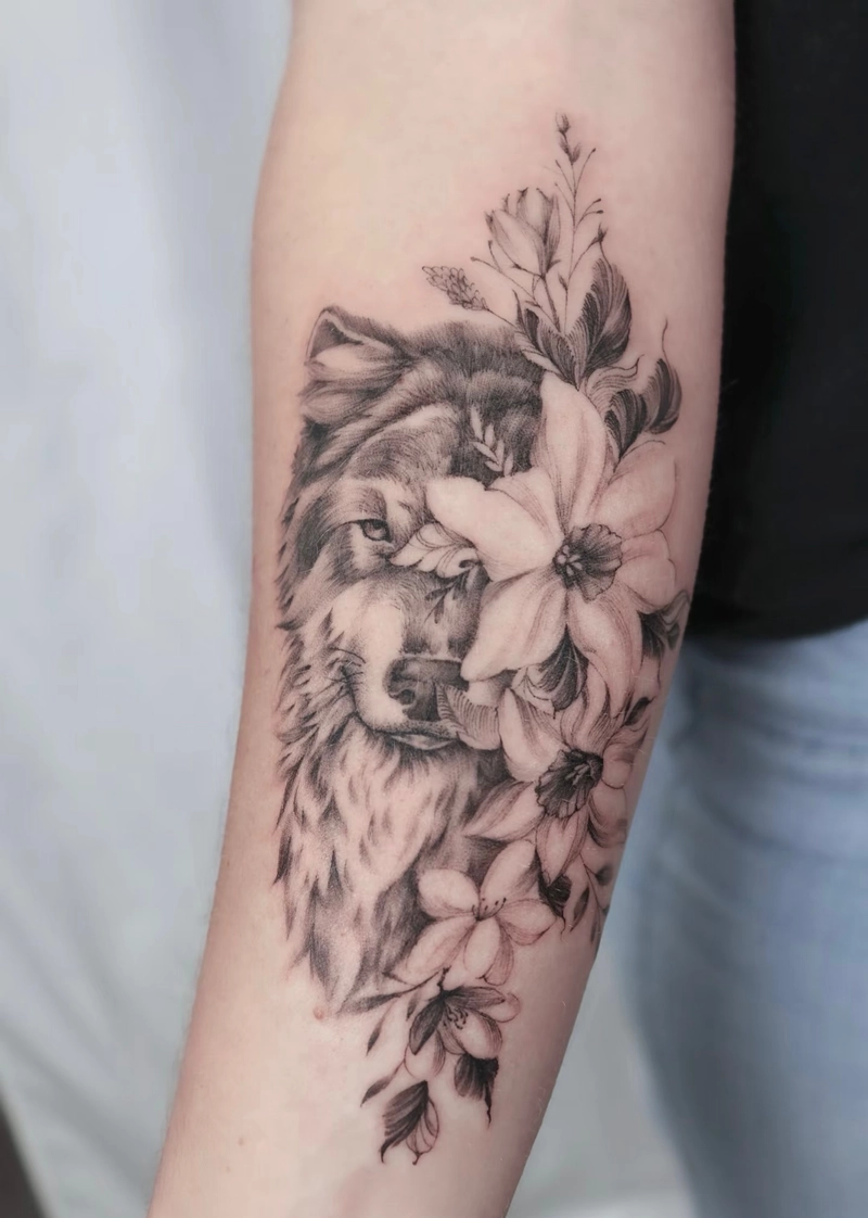 hình ảnh xăm con sói và hoa