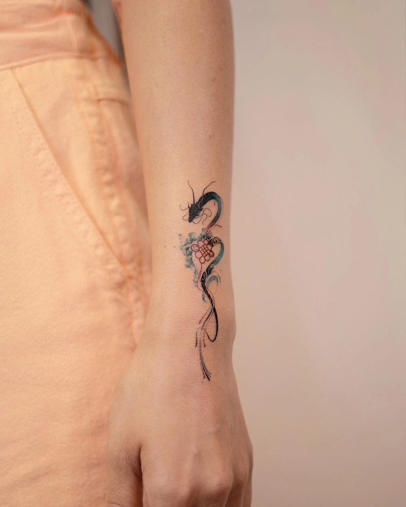 hình ảnh xăm rồng mini ở cổ tay