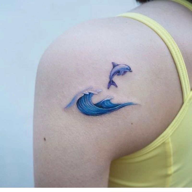 hình tattoo sóng biển và cá heo