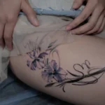 hình xăm đùi nữ thumbnail