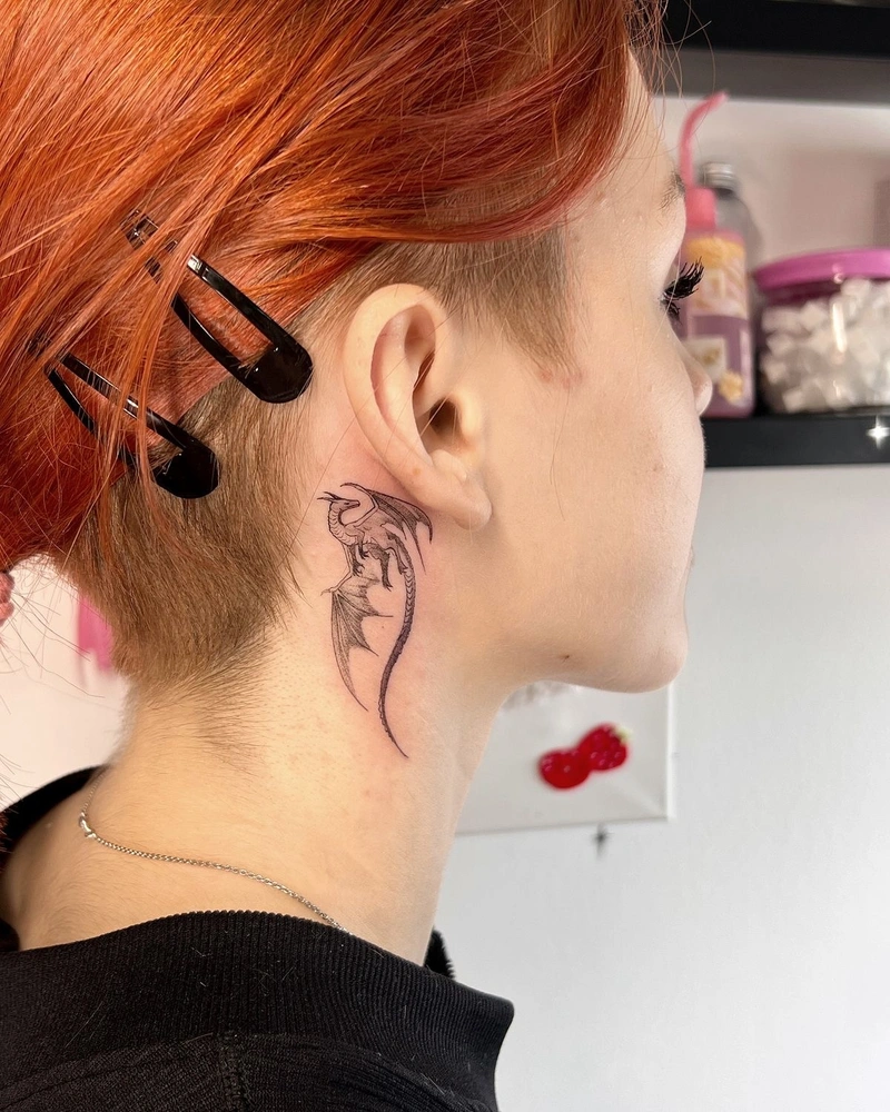 hình xăm rồng mini ở sau tai