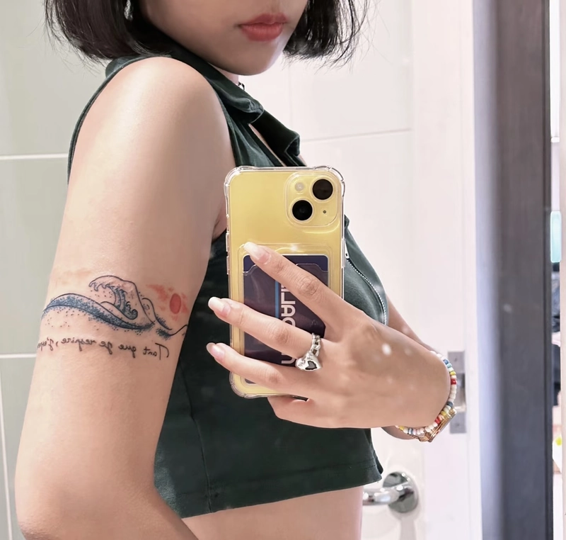 hình xăm sóng biển ở tay nữ
