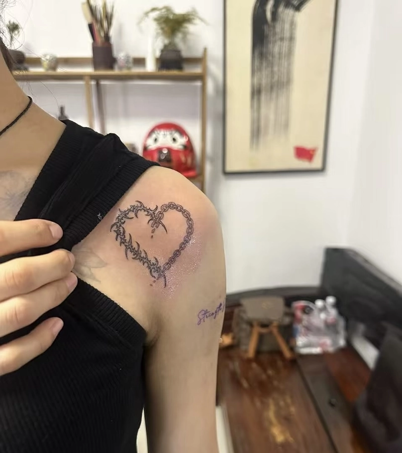 hình xăm trái tim mini cá tính trên bả vai