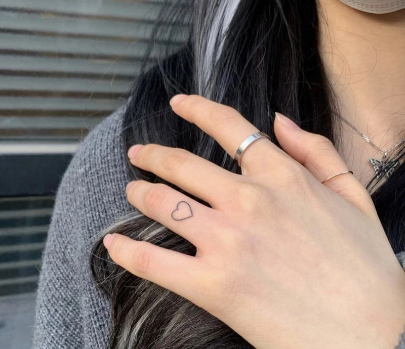 hình xăm trái tim mini đơn giản ở ngón tay
