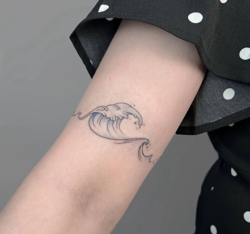 mẫu hình xăm sóng biển ở cánh tay