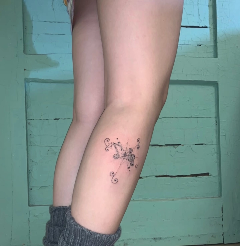 mẫu tattoo nốt nhạc nhỏ trên bắp chân
