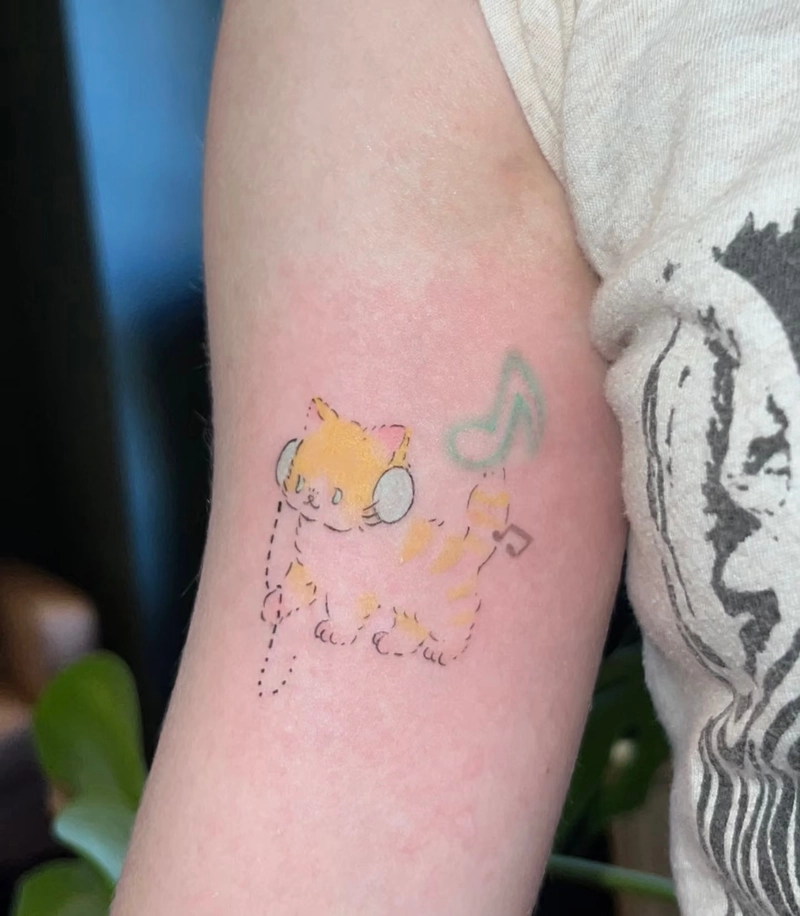 mẫu tattoo nốt nhạc sắc màu nghệ thuật bắp tay