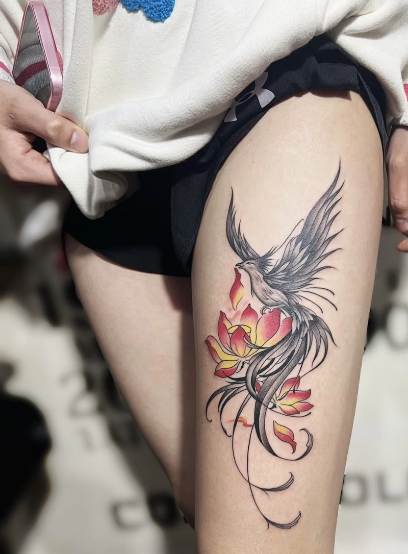 mẫu tattoo phượng hoàng bay bổng ở đùi cá tính