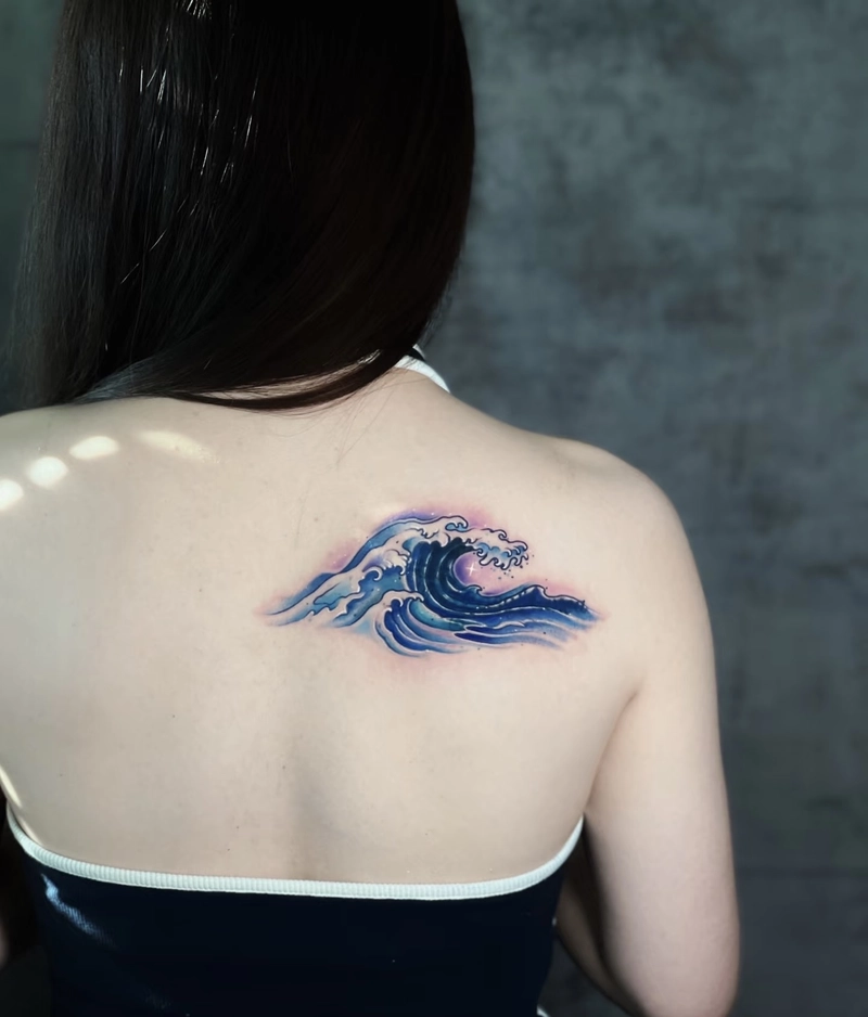 mẫu tattoo sóng biển ở vai nữ