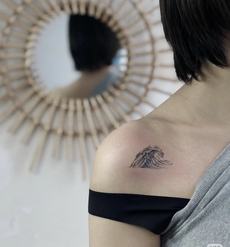 mẫu tattoo sóng biển trắng đen đẹp
