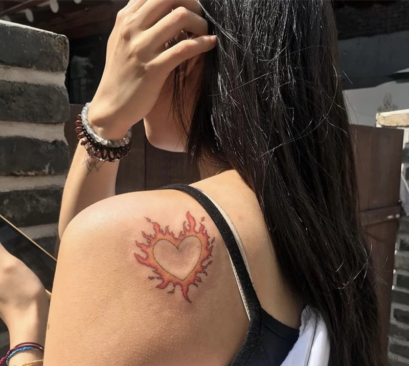 mẫu tattoo trái tim bùng cháy rực rỡ trên vai
