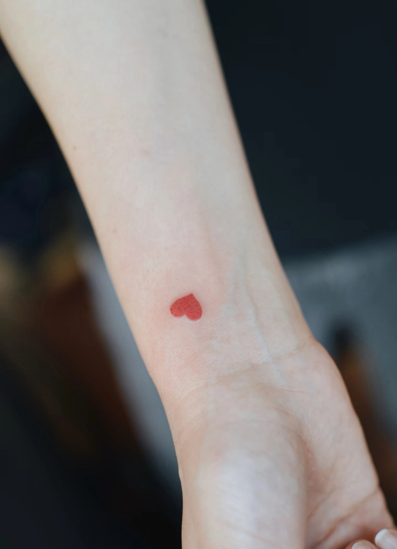 mẫu tattoo trái tim đỏ nhỏ xinh vùng cổ tay
