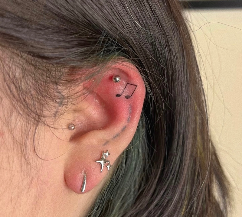 tattoo nốt nhạc độc đáo ở vành tai