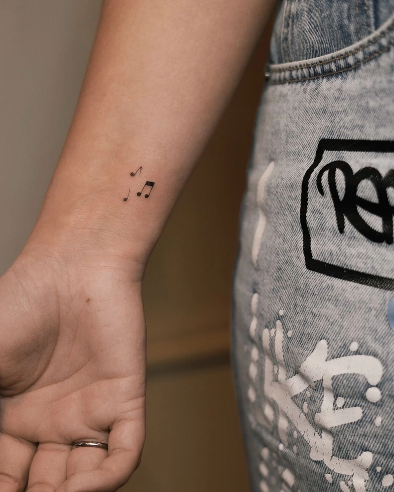 tattoo nốt nhạc nhỏ tinh tế nữ