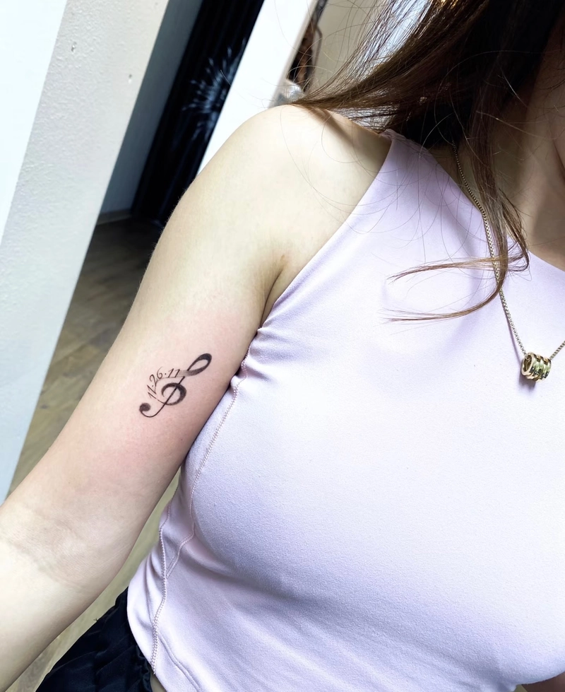 tattoo nốt nhạc nhỏ xinh ở mặt trong cánh tay