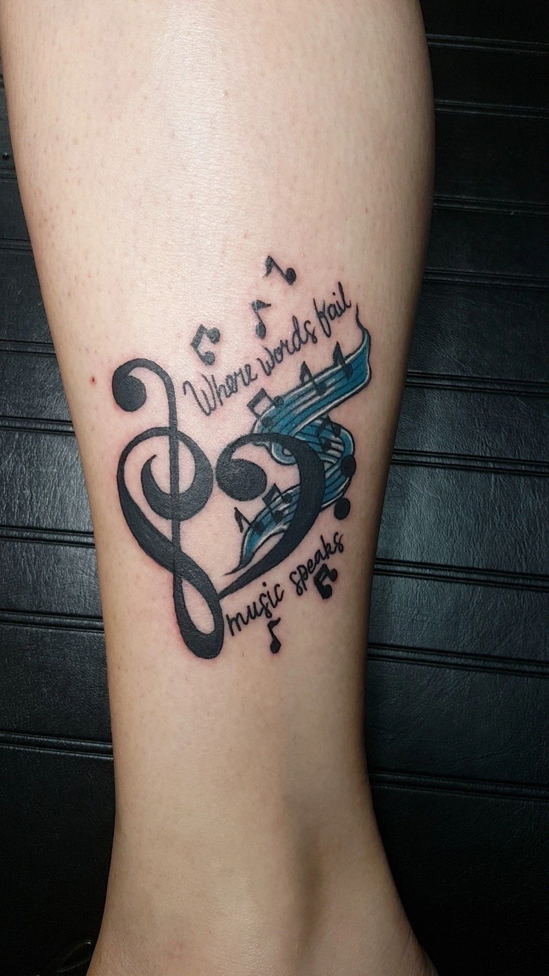 tattoo nốt nhạc tinh tế ở chân