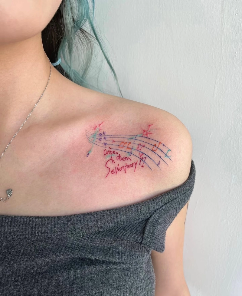 tattoo nốt nhạc và dải khuông nhạc đỏ ở ngực