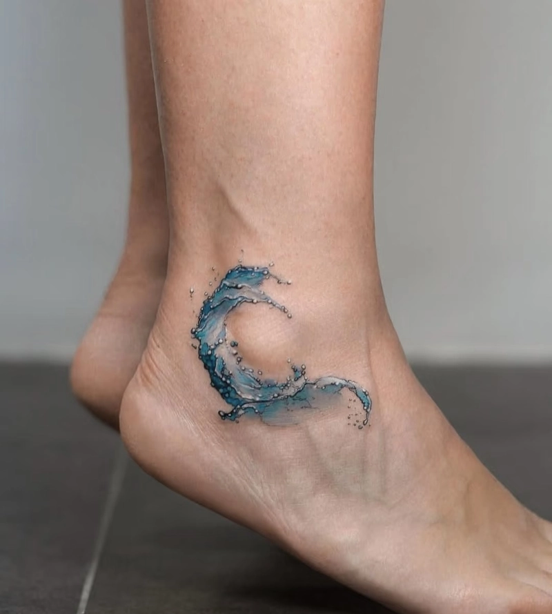 tattoo sóng biển ở cổ chân nữ