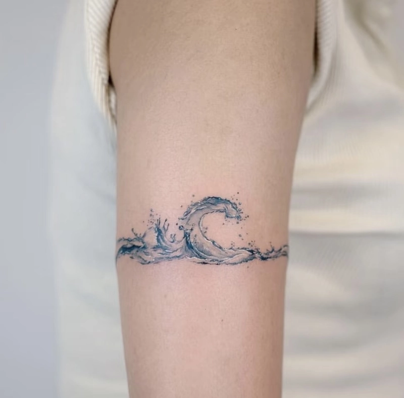 tattoo sóng biển xanh trên bắp tay