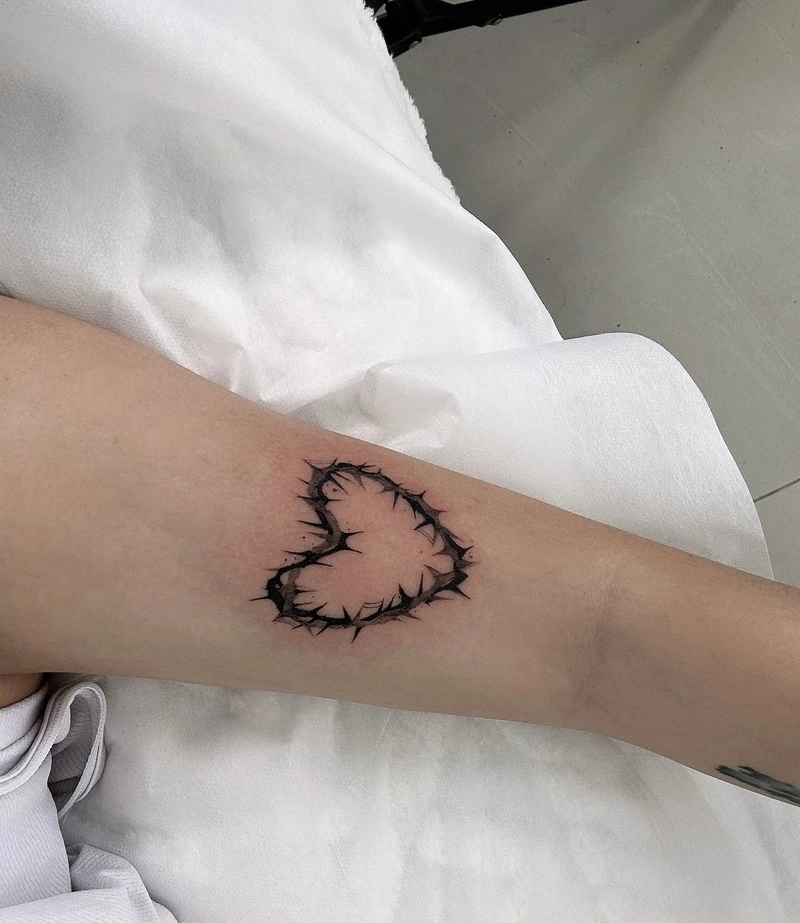 tattoo trái tim đen gai mini góc ở cổ tay