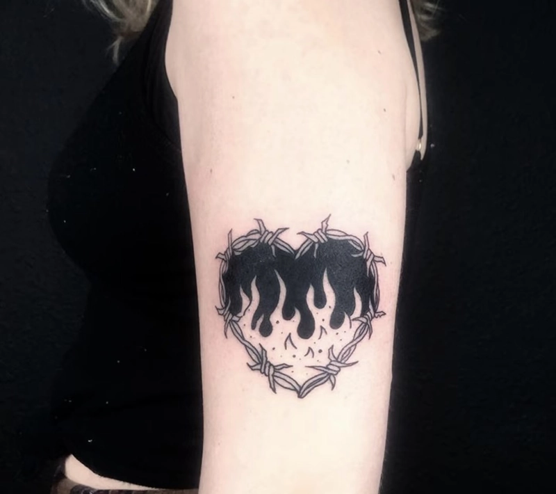 tattoo trái tim mini đẹp và ngọn lửa