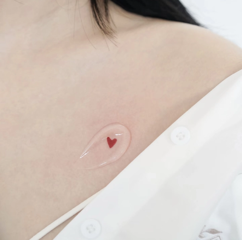 tattoo trái tim mini siêu nhỏ trên xương quai xanh