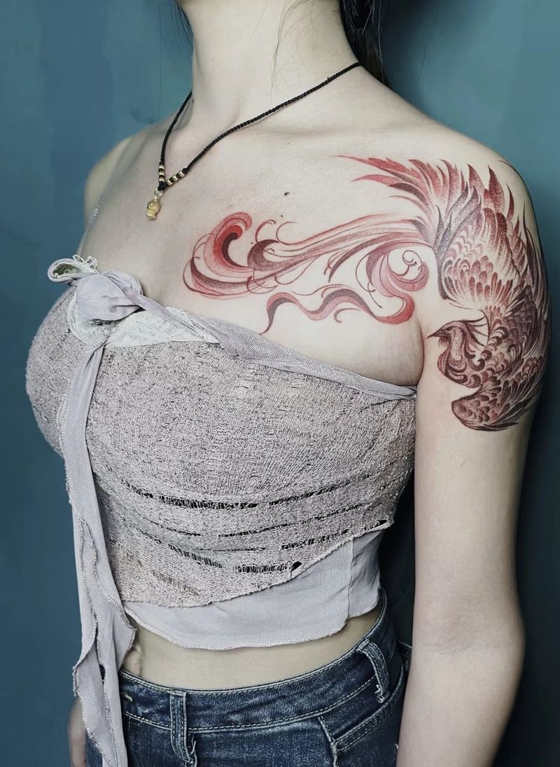 xăm hình phượng hoàng rực rỡ một bên ngực vai