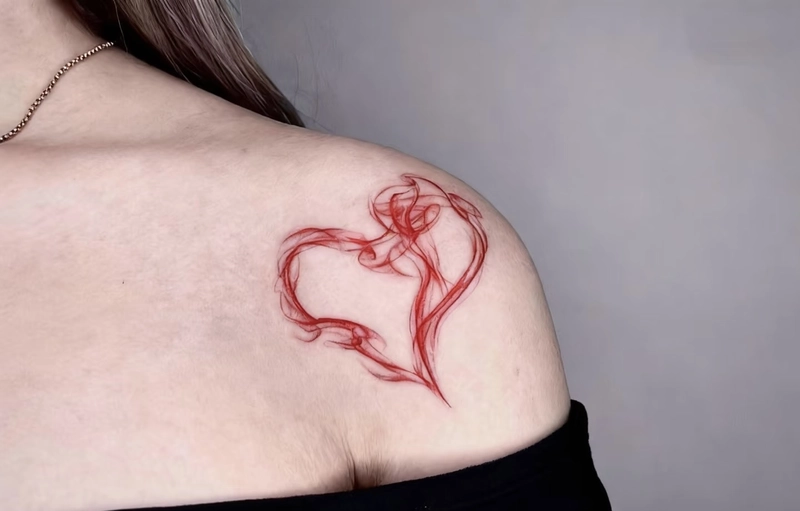 xăm hình trái tim mini đỏ rực rỡ ở xương quai xanh