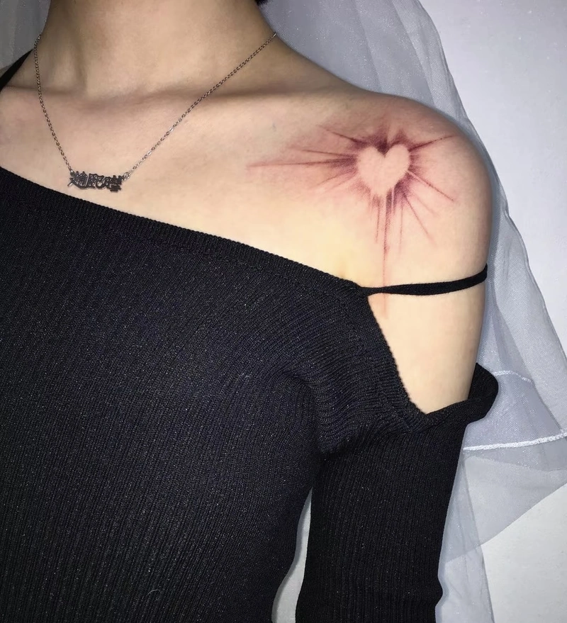xăm hình trái tim mini sắc đỏ trên vai