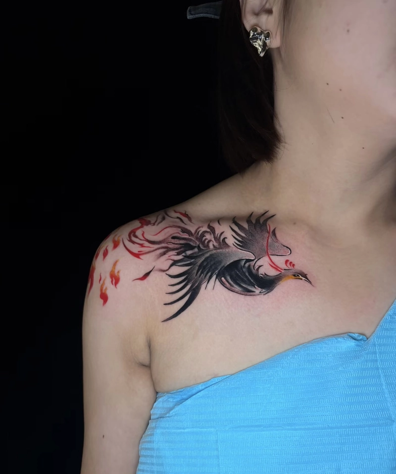 xăm phượng hoàng đen phối màu xương quai xanh