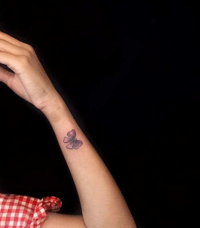 Ảnh hình tattoo nơ mini với thiết kế tối giản nổi bật