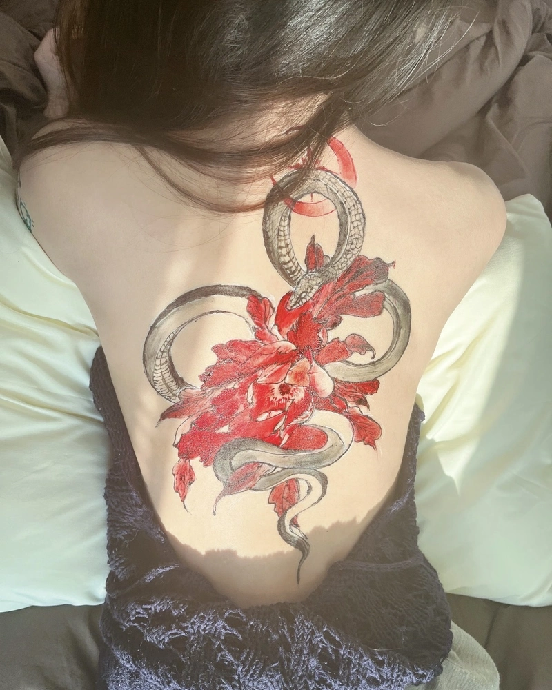 Ảnh hình xăm full lưng nữ giàu tính nghệ thuật sáng tạo
