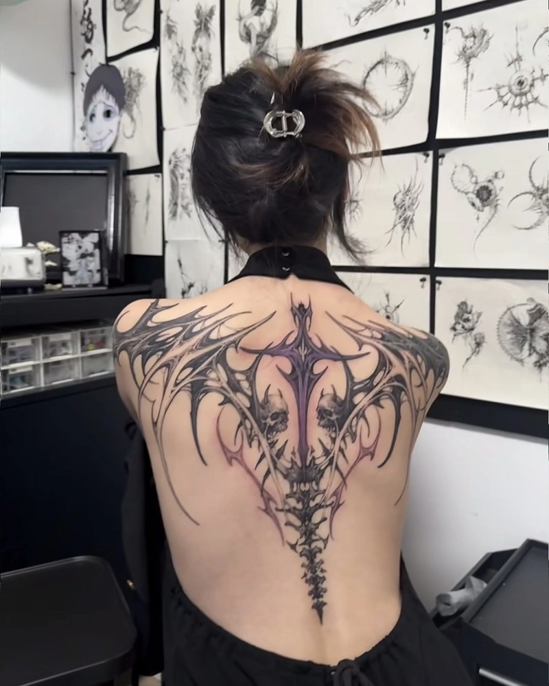 Ảnh hình xăm full lưng nữ với phong cách độc đáo