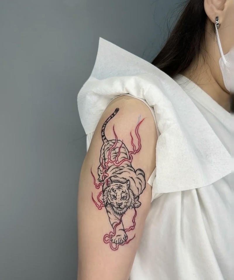 Ảnh hình xăm hổ xuống núi mạnh mẽ cuốn hút