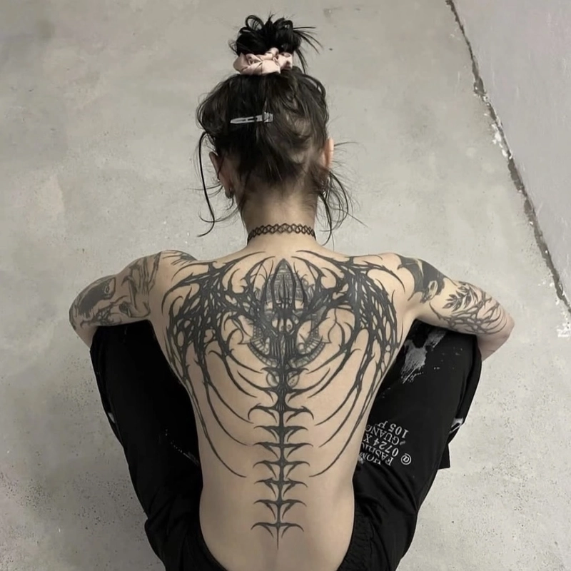 Ảnh hình xăm lưng nữ với tạo hình cuốn hút