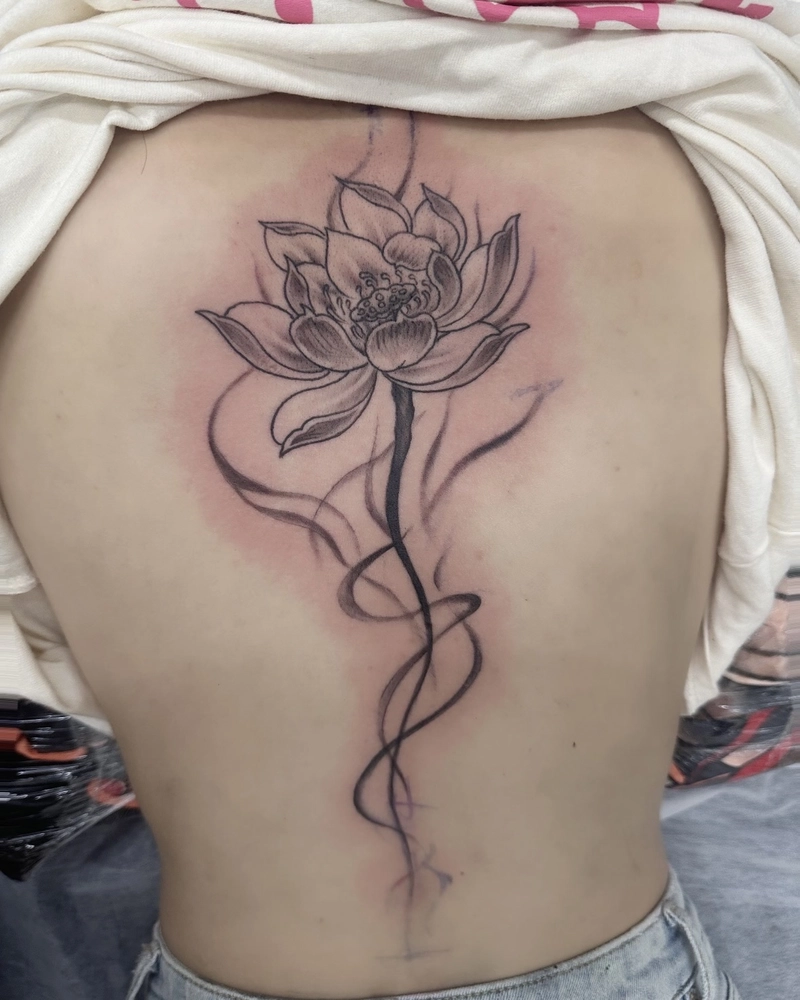 Ảnh hình xăm lưng nữ với tạo hình sáng tạo