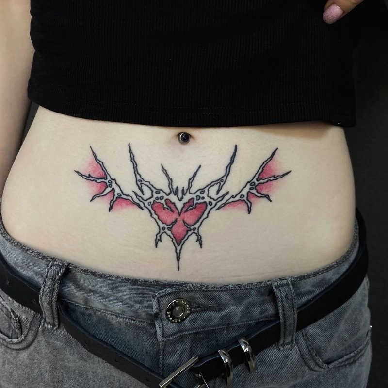 Ảnh hình xăm succubus mang phong cách tattoo tối giản