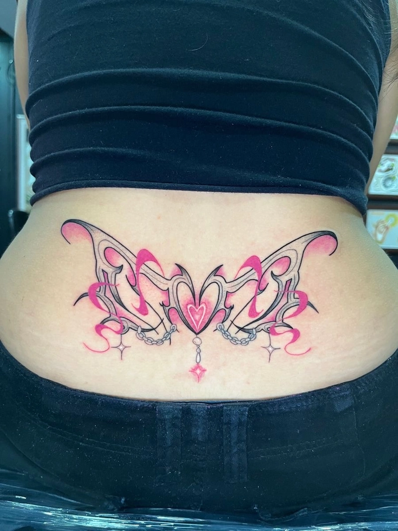 Ảnh hình xăm succubus với đường nét mềm mại nghệ thuật