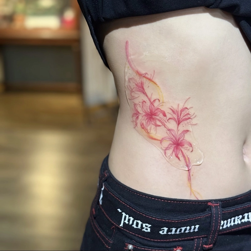 Ảnh hình xăm thắt lưng nữ lấy cảm hứng từ cổ điển